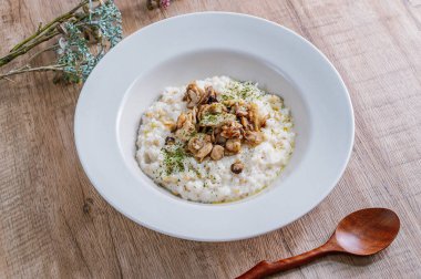 Beyaz bir kase mantarlı risotto