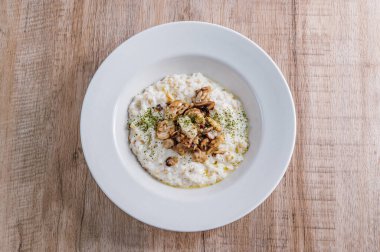 Beyaz bir kase mantarlı risotto