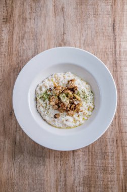 Beyaz bir kase mantarlı risotto