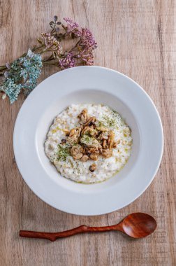 Beyaz bir kase mantarlı risotto