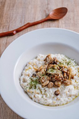 Beyaz bir kase mantarlı risotto