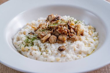 Beyaz bir kase mantarlı risotto