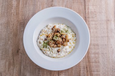 Beyaz bir kase mantarlı risotto