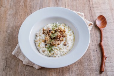 Beyaz bir kase mantarlı risotto