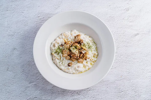 Beyaz bir kase mantarlı risotto