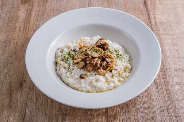 Beyaz bir kase mantarlı risotto