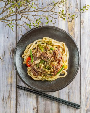 Udon ile servis edilen geleneksel biftek teriyaki.