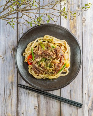 Udon ile servis edilen geleneksel biftek teriyaki.