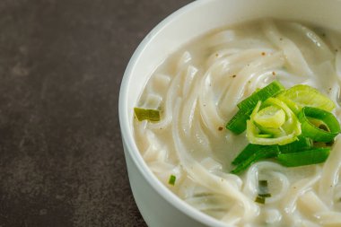 Perilla tohumlu Kore erişte çorbası, 'Deulkkaekalguksu'