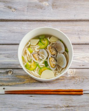 Kore usulü istiridye çorbası 'Bajirak Kalguksu'