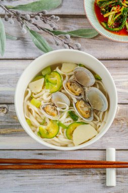 Kore usulü istiridye çorbası 'Bajirak Kalguksu'