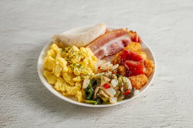 Brunch: sosis, pastırma, omlet, sebze, haşlanmış kahverengi