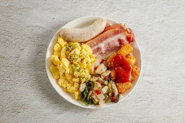 Brunch: sosis, pastırma, omlet, sebze, haşlanmış kahverengi