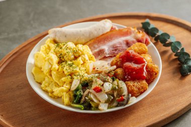 Brunch: sosis, pastırma, omlet, sebze, haşlanmış kahverengi