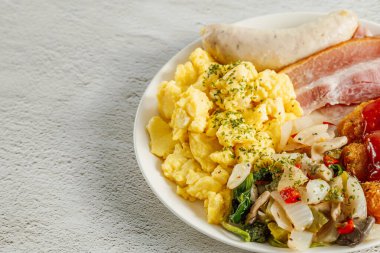 Brunch: sosis, pastırma, omlet, sebze, haşlanmış kahverengi