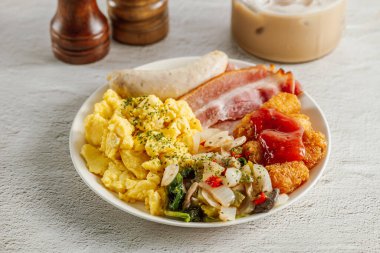 Brunch: sosis, pastırma, omlet, sebze, haşlanmış kahverengi