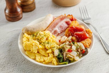 Brunch: sosis, pastırma, omlet, sebze, haşlanmış kahverengi