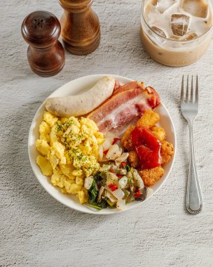 Brunch: sosis, pastırma, omlet, sebze, haşlanmış kahverengi