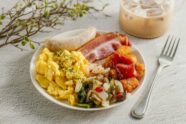 Brunch: sosis, pastırma, omlet, sebze, haşlanmış kahverengi