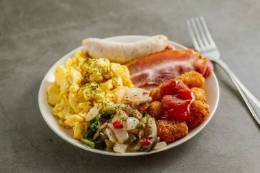 Brunch: sosis, pastırma, omlet, sebze, haşlanmış kahverengi