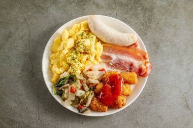 Brunch: sosis, pastırma, omlet, sebze, haşlanmış kahverengi