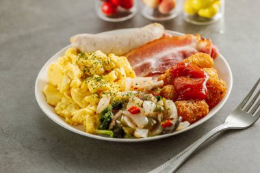 Brunch: sosis, pastırma, omlet, sebze, haşlanmış kahverengi