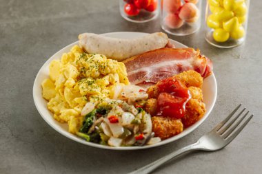 Brunch: sosis, pastırma, omlet, sebze, haşlanmış kahverengi