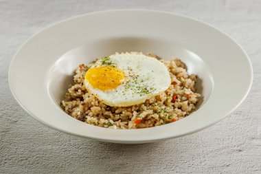 Kızarmış yumurtalı kızarmış pirinçli leziz biftek.