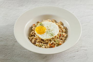 Kızarmış yumurtalı kızarmış pirinçli leziz biftek.