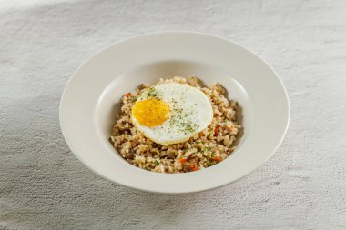 Kızarmış yumurtalı kızarmış pirinçli leziz biftek.