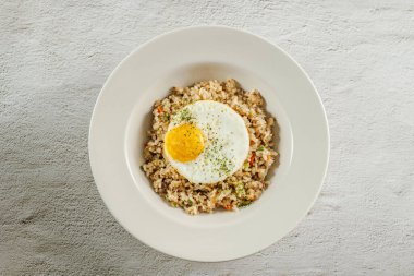 Kızarmış yumurtalı kızarmış pirinçli leziz biftek.