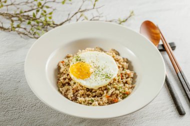 Kızarmış yumurtalı kızarmış pirinçli leziz biftek.