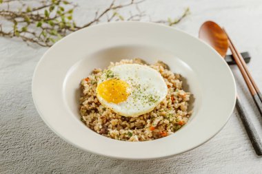 Kızarmış yumurtalı kızarmış pirinçli leziz biftek.