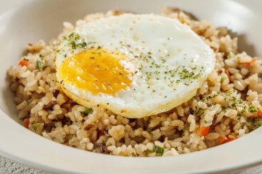 Kızarmış yumurtalı kızarmış pirinçli leziz biftek.