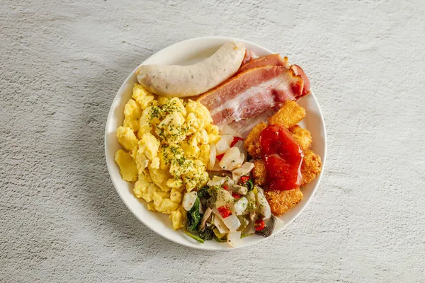 Brunch: sosis, pastırma, omlet, sebze, haşlanmış kahverengi