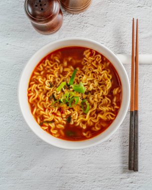 Taze soğanlı Kore eriştesi.