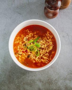 Taze soğanlı Kore eriştesi.