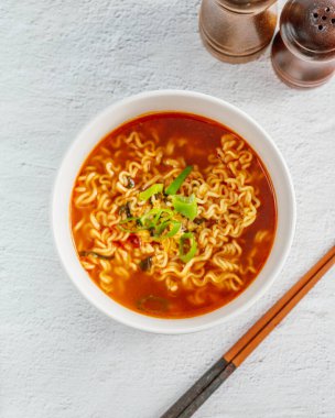 Taze soğanlı Kore eriştesi.