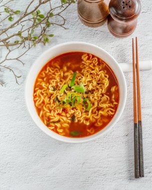 Taze soğanlı Kore eriştesi.