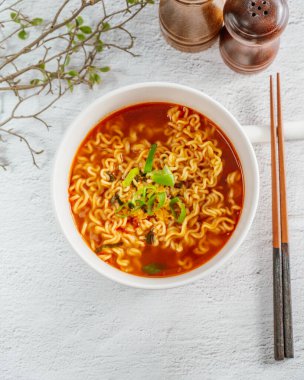 Taze soğanlı Kore eriştesi.