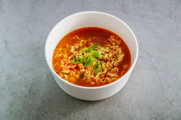 Taze soğanlı Kore eriştesi.