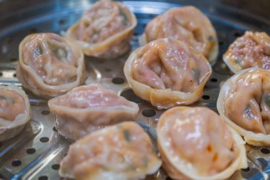 Kore usulü hamur tatlısı. İçinde kimchi de var..