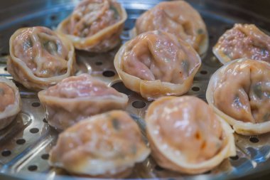 Kore usulü hamur tatlısı. İçinde kimchi de var..