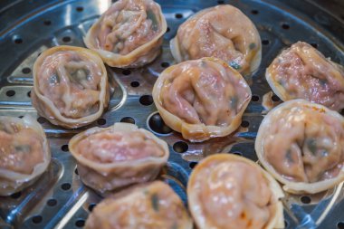 Kore usulü hamur tatlısı. İçinde kimchi de var..