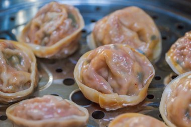 Kore usulü hamur tatlısı. İçinde kimchi de var..