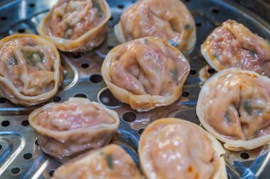 Kore usulü hamur tatlısı. İçinde kimchi de var..