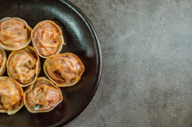 Kore usulü hamur tatlısı. İçinde kimchi de var..