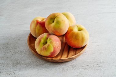 Yaz meyvesi, taze organik şeftali.