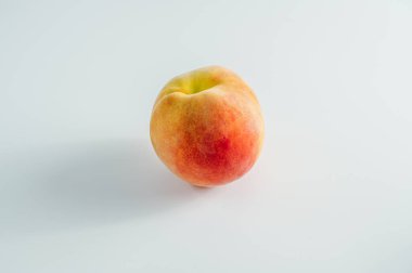 Yaz meyvesi, taze organik şeftali.