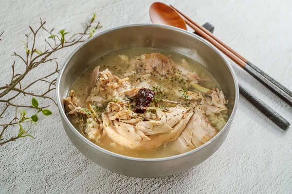 Tüm tavuk çorbası, Kore yemeği 'dak baeksuk'